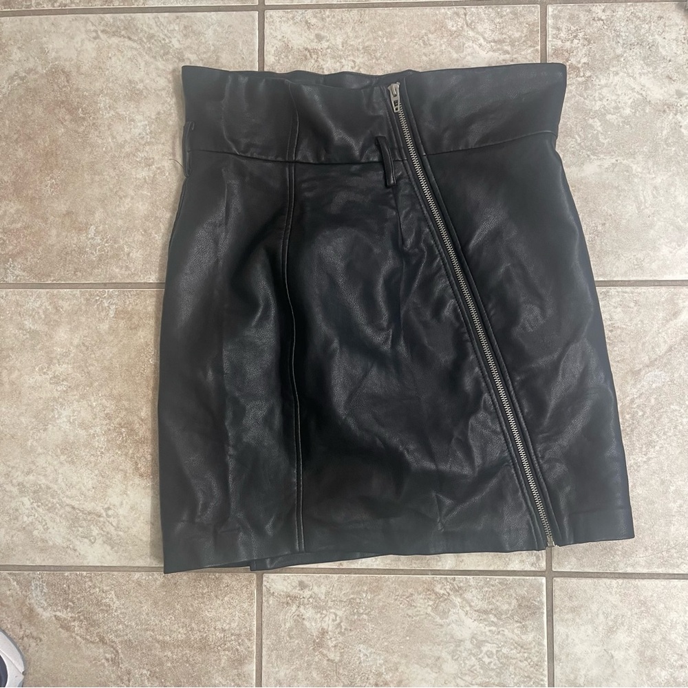 NEW BLANK NYC
Blank NYC Faux Leather Front Zip Mini Skirt Size 28 - Picture 12 of 12